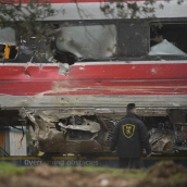Imagen de los trabajos de rescate de los convoyes de trenes accidentados en la zona del suceso en Adamuz (Córdoba)
