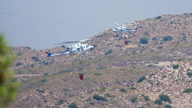 Medios aéreos trabajan en las labores de extinción del incendio forestal de los Gallardos (Almería). Francisco J. Olmo / Europa Press Medios aéreos trabajan en las labores de extinción del incendio forestal de los Gallardos (Almería). Francisco J. Olmo / Europa Press