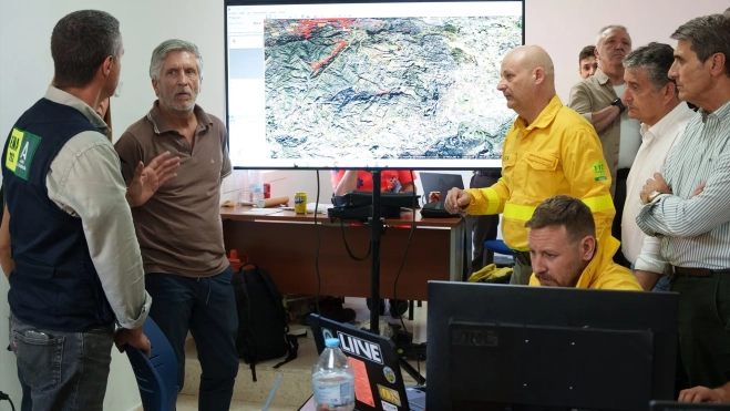 El ministro del Interior, Fernando Grande-Marlaska (2i), junto al consejero de Presidencia, Sanidad y Emergencias, Antonio Sanz (2d) y el delegado del Gobierno de España en Andalucía, Pedro Fernández (1d), visita el Puesto de Mando Avanzado del incendio de Los Gallardos. Francisco J. Olmo / Europa Press El ministro del Interior, Fernando Grande-Marlaska (2i), junto al consejero de Presidencia, Sanidad y Emergencias, Antonio Sanz (2d) y el delegado del Gobierno de España en Andalucía, Pedro Fernández (1d), visita el Puesto de Mando Avanzado del incendio de Los Gallardos. Francisco J. Olmo / Europa Press