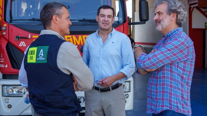 El presidente de la Junta de Andalucía, Juanma Moreno, en el puesto de mando avanzado que se ha instalado en el parque de bomberos de Turre. Francisco J. Olmo / Europa Press El presidente de la Junta de Andalucía, Juanma Moreno, en el puesto de mando avanzado que se ha instalado en el parque de bomberos de Turre. Francisco J. Olmo / Europa Press