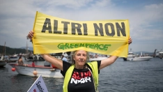 Una persona durante una manifestación en favor de la preservación del río Ulla y la ría de Arousa el pasado mes de junio. Elena Fernández / Europa Press