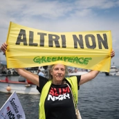 Una persona durante una manifestación en favor de la preservación del río Ulla y la ría de Arousa el pasado mes de junio. Elena Fernández / Europa Press