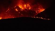 Imágenes nocturnas del incendio forestal de los Gallardos. Francisco J. Olmo / Europa Press
