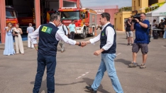El presidente de la Junta de Andalucía, Juanma Moreno atiende a los medios de comunicación en el PMA del incendio forestal de los Gallardos. Francisco J. Olmo / Europa Press