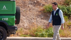El presidente de la Junta de Andalucía, Juanma Moreno, durante una visita al Puesto de Mando Avanzado del incendio forestal de los Gallardos. Francisco J. Olmo / Europa Press