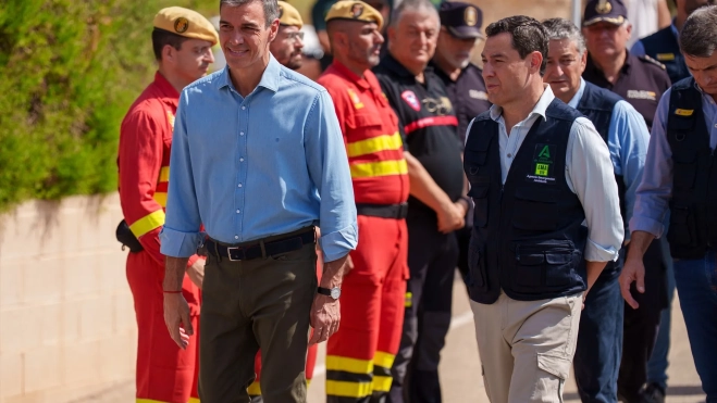 El presidente del Gobierno, Pedro Sánchez (i), y el de la Junta de Andalucía, Juanma Moreno (d), durante una visita realizada al Puesto de Mando Avanzado del incendio forestal de los Gallardos. Francisco J. Olmo / Europa Press