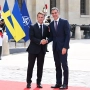 El presidente de la República Francesa, Emmanuel Macron, y el presidente del Gobierno, Pedro Sánchez, este lunes en París. Pool Moncloa / Borja Puig