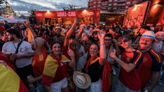 EuropaPress 7664877 aficionados seleccion espanola futbol celebracion partido semifinales