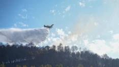 Un hidroavión trabaja en la extinción del incendio forestal de Íscar. Photogenic/Claudia Alba / Europa Press