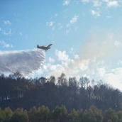 Un hidroavión trabaja en la extinción del incendio forestal de Íscar. Photogenic/Claudia Alba / Europa Press