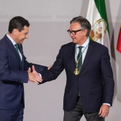 El presidente de la Junta de Andalucía, Juanma Moreno, saluda al vicepresidente segundo y consejero de Turismo, Justicia, Desregulación y Administración local, Manuel Gavira. María José López / Europa Press El presidente de la Junta de Andalucía, Juanma Moreno, saluda al vicepresidente segundo y consejero de Turismo, Justicia, Desregulación y Administración local, Manuel Gavira. María José López / Europa Press
