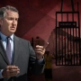 El presidente del Partido Popular, Alberto Núñez Feijóo; y la retirada de la Verja de Gibraltar esta mañana. Elaboración propia (Imágenes de Europa Press)