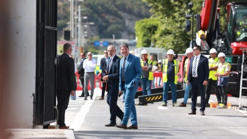 El ministro principal de Gibraltar, Fabián Picardo (3i), asiste al acto de demolición de la Verja de Gibraltar. Rocío Ruz / Europa Press