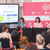La ministra de Igualdad, Ana Redondo (c), y la delegada del Gobierno contra la Violencia de Género, Carmen Martínez Perza (d), durante la inauguración del curso ‘Violencia digital contra las mujeres’. Rafael Bastante / Europa Press