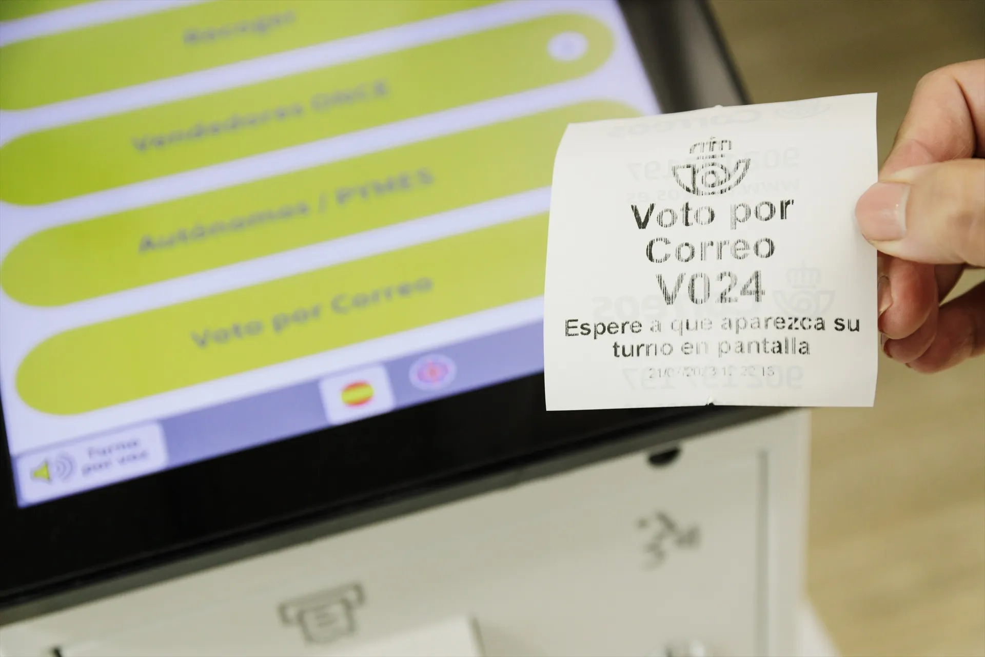 EuropaPress 5625176 ticket turno voto correo oficina correos calle conde penalver 21 julio 2023 EuropaPress 5625176 ticket turno voto correo oficina correos calle conde penalver 21 julio 2023