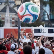 Aficionados a la selección española de fútbol durante la celebración del partido de semifinales del mundial entre España y Francia. Diego Radamés / Europa Press
