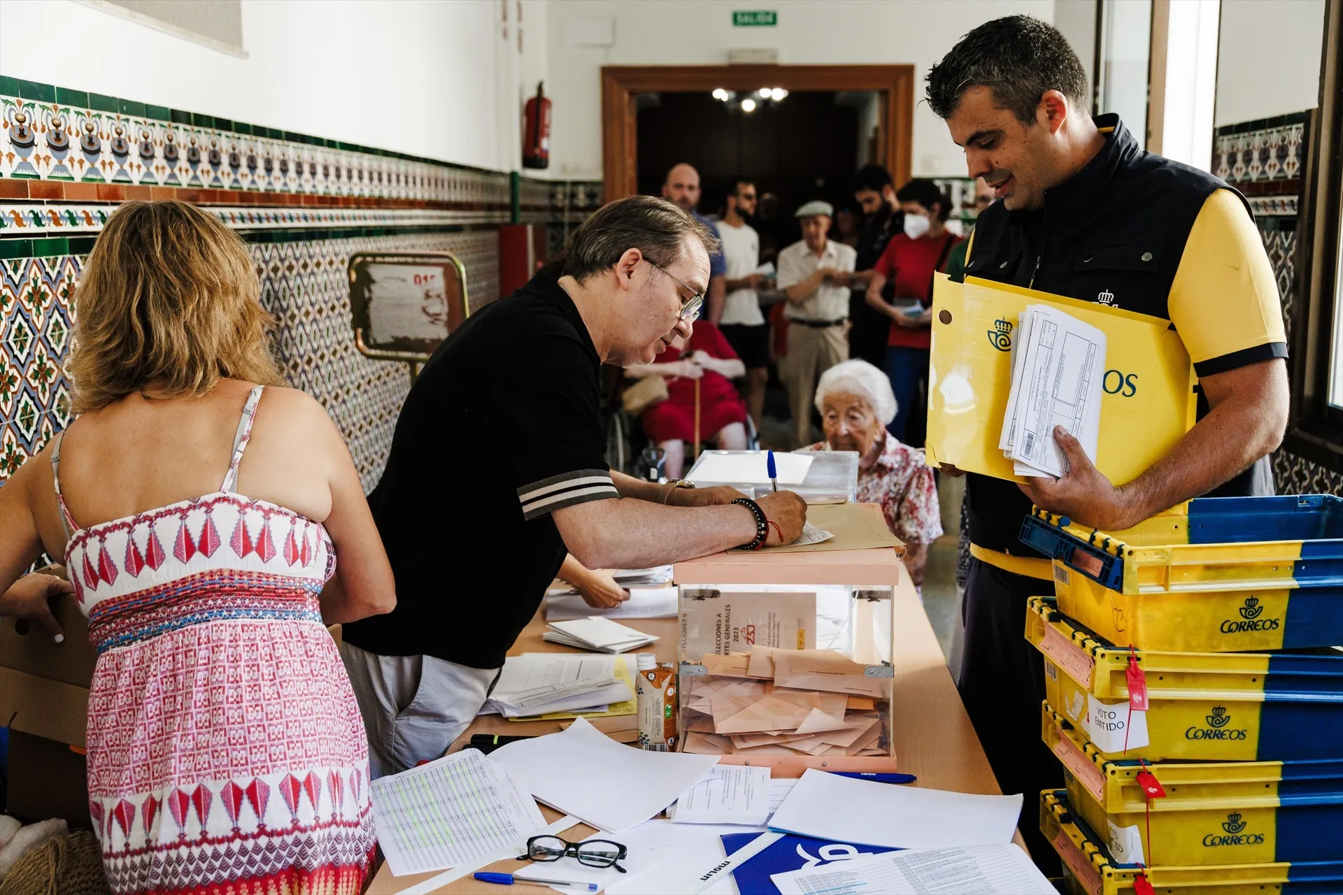EuropaPress 5347422 trabajador correos entrega voto correo elecciones generales colegio senora