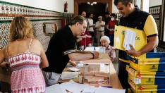 Trabajador de correos entrega el voto por correo durante las elecciones generales. Foto de archivo: Carlos Luján / Europa Press