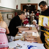 Trabajador de correos entrega el voto por correo durante las elecciones generales. Foto de archivo: Carlos Luján / Europa Press
