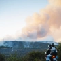 Varias personas observan el incendio de Lozoyuela. Mateo Lanzuela / Europa Press
