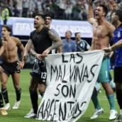Los jugadores argentinos con la polémica pancarta de las Malvinas. (Fuente: Quintafuerza).
