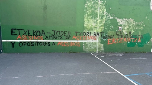 Pintadas contra la Ertzaintza en un frontón de la localidad vizcaína de Getxo Pintadas contra la Ertzaintza en un frontón de la localidad vizcaína de Getxo