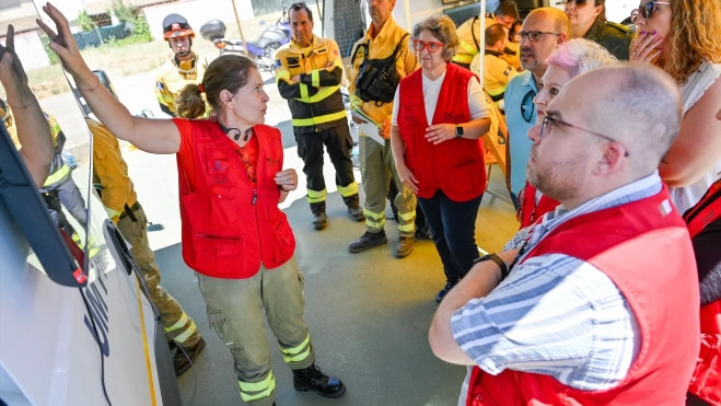 Varios profesionales trabajan en el Puesto de Mando Avanzado para la extinción del incendio en La Mierla, Guadalajara. Rafael Martín / Europa Press Varios profesionales trabajan en el Puesto de Mando Avanzado para la extinción del incendio en La Mierla, Guadalajara. Rafael Martín / Europa Press