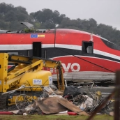 Imagen de los trabajos de rescate de los convoyes de trenes accidentados en la zona del suceso en Adamuz (Córdoba).