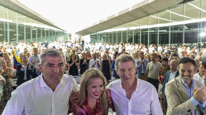 The president of the Popular Party, Alberto Núñez Feijóo; and the president of the PP of the Canary Islands, Manuel Domínguez, during the official presentation of Carmen Pérez as the Popular Party's candidate for mayor of Santa Cruz de Tenerife. Europa Press Canarias The president of the Popular Party, Alberto Núñez Feijóo; and the president of the PP of the Canary Islands, Manuel Domínguez, during the official presentation of Carmen Pérez as the Popular Party's candidate for mayor of Santa Cruz de Tenerife. Europa Press Canarias