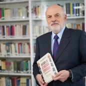 Rafael Sánchez Saus, nuevo viceconsejero de Turismo, Justicia, Desregulación y Administración Local de la ultraderecha en Andalucía, con su libro 'Historia de la nación española'. Fuente: ACdP Rafael Sánchez Saus, nuevo viceconsejero de Turismo, Justicia, Desregulación y Administración Local de la ultraderecha en Andalucía, con su libro 'Historia de la nación española'. Fuente: ACdP
