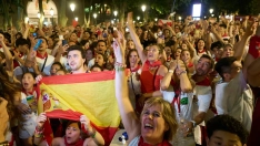 EuropaPress 7665699 aficionados seleccion espanola futbol celebracion partido semifinales