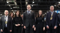 El ministro de Industria y Turismo, Jordi Hereu; Isabel Díaz Ayuso; los Reyes Felipe VI y Letizia, el presidente del Comité Ejecutivo de Ifema Madrid, José Vicente de los Mozos, durante la inauguración oficial de la 46ª edición de FITUR