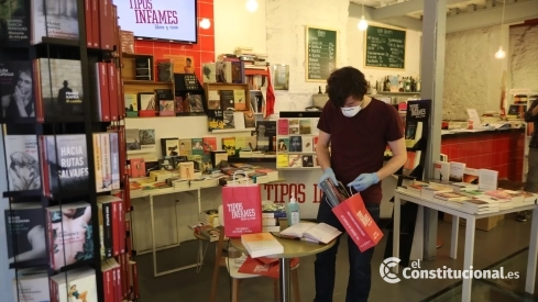 Interior de la librería Tipos Infames en Madrid