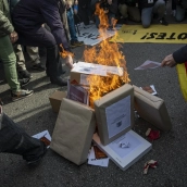 Una hoguera donde se queman constituciones y banderas de España durante una concentración de CDR. Lorena Sopêna / Europa Press Una hoguera donde se queman constituciones y banderas de España durante una concentración de CDR. Lorena Sopêna / Europa Press