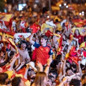 Aficionados españoles celebran la victoria de la selección española/argentina en la final del Mundial de fútbol 2026. Diego Radamés / Europa Press