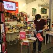 Interior de la librería Tipos Infames en Madrid