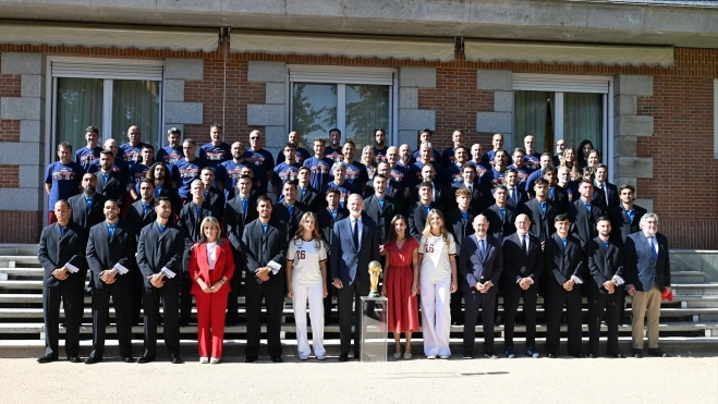Sus Majestades los Reyes, Don Felipe VI y Doña Letizia, la Princesa Leonor y la Infanta Sofía junto a la Selección Española de fútbol tras proclamarse vencedora de la Copa Mundial de la Fifa. José Oliva / Europa Press Sus Majestades los Reyes, Don Felipe VI y Doña Letizia, la Princesa Leonor y la Infanta Sofía junto a la Selección Española de fútbol tras proclamarse vencedora de la Copa Mundial de la Fifa. José Oliva / Europa Press