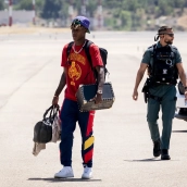 El jugador de la selección española, Nico Williams, a su llegada al aeropuerto de Madrid-Barajas, tras la victoria en el Mundial 2026. A. Pérez Meca / Europa Press