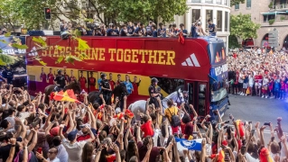 EuropaPress 7678030 aficionados saludan autobus seleccion rua celebracion seleccion espanola EuropaPress 7678030 aficionados saludan autobus seleccion rua celebracion seleccion espanola