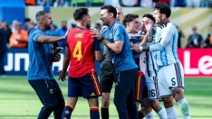 La tangana de la final del Mundial entre España y Argentina. (Fuente: Elgoldigital).