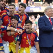 Los grandes 'late night' de EE.UU. convierten en viral el intento de Trump de colarse en la celebración de España: "¡No estás en el equipo!"