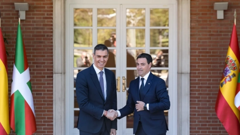 El presidente del Gobierno, Pedro Sánchez, recibe al lehendakari, Imanol Pradales. Diego Radamés / Europa Press El presidente del Gobierno, Pedro Sánchez, recibe al lehendakari, Imanol Pradales. Diego Radamés / Europa Press