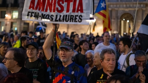EuropaPress 6251432 decenas personas concentracion conmemorar anos 1 o plaza sant jaume octubre EuropaPress 6251432 decenas personas concentracion conmemorar anos 1 o plaza sant jaume octubre