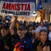 EuropaPress 6251432 decenas personas concentracion conmemorar anos 1 o plaza sant jaume octubre EuropaPress 6251432 decenas personas concentracion conmemorar anos 1 o plaza sant jaume octubre