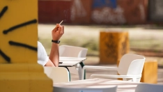 EuropaPress 5820583 persona fumando terraza 12 marzo 2024 sevilla andalucia espana consejera