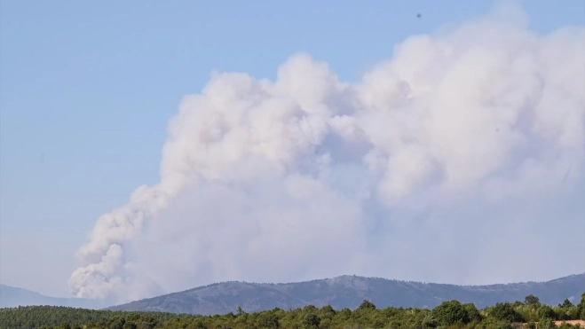 Vista del humo del incendio forestal, a 20 de julio de 2026, en Guadalajara, Castilla-La Mancha. Ramón Comet / Europa Press