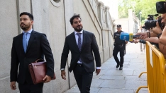 El eurodiputado y líder de Se Acabó La Fiesta (SALF), Luis 'Alvise' Pérez (c), a su llegada para declarar en el Tribunal Supremo. Foto de archivo: Jesús Hellín / Europa Press