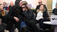 Pie de Foto: El director de la película 'Sirat', Óliver Laxe, y su equipo celebran sus nominaciones a los premios Oscar