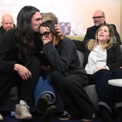 Pie de Foto: El director de la película 'Sirat', Óliver Laxe, y su equipo celebran sus nominaciones a los premios Oscar
