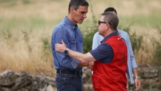 El presidente del Gobierno, Pedro Sánchez y el presidente de Castilla-La Mancha, Emiliano García-Page, durante una visita a las zonas afectadas por el incendio en Guadalajara. Alejandro Martínez Vélez/Europa Press.
